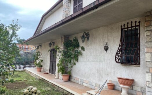 BRAVETTA, detached villa on 3 levels, garden of 500 sqm and garage of 55 sqm, DIG20