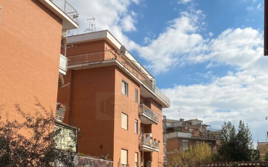 Via di Bravetta, Two-room apartment with cellar and surrounded by greenery