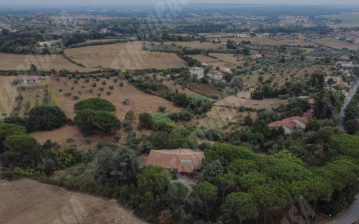 Cesano, farmhouse surrounded by greenery with 5 hectares of land. REF:CAR