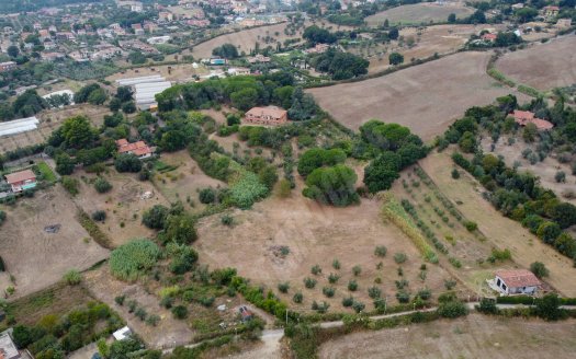 Cesano, farmhouse surrounded by greenery with 5 hectares of land. REF:CAR