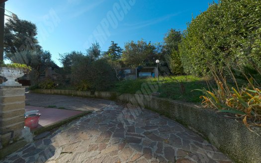 Formello, panoramic apartment with garden. REF: MORE