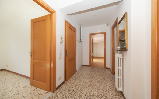 Cesano, large three-room apartment with terrace for rent. REF: ANN