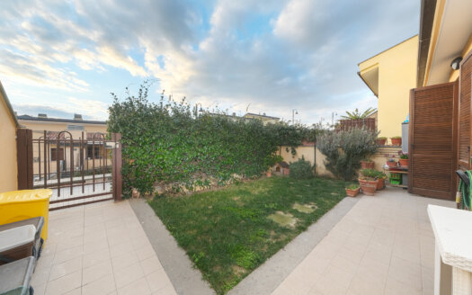 Formello, two-room apartment in semi-central area with garden and garage REF: car2