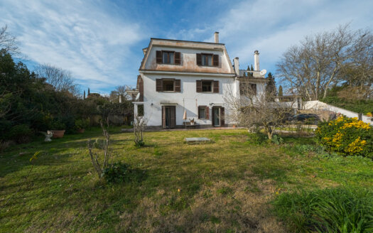 Semi-detached villa with garden surrounded by greenery REF: ippo