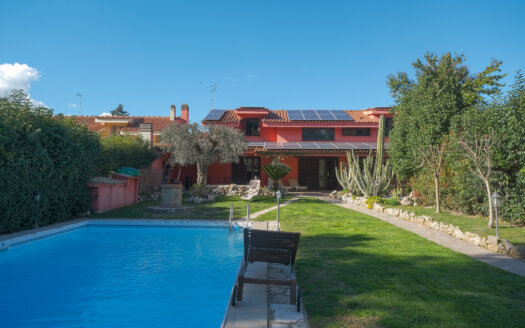 Wonderful villa with swimming pool in complex REF: URT