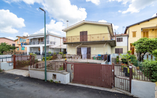 Semi-detached villa on 2 levels in central area ref: TIZ