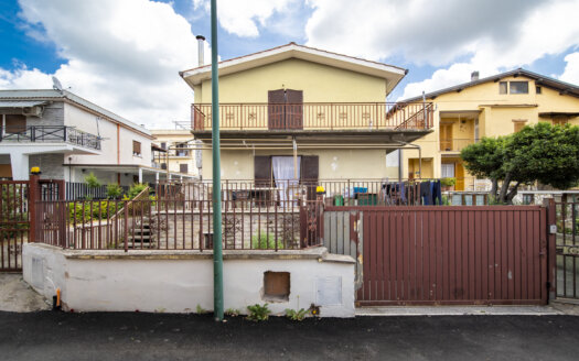 Semi-detached villa on 2 levels in central area ref: TIZ