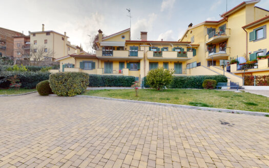 Formello, central multifamily villa with garden ref: TAR