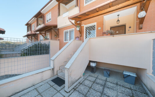 Cesano, terraced house with garage and garden REF: GIOR