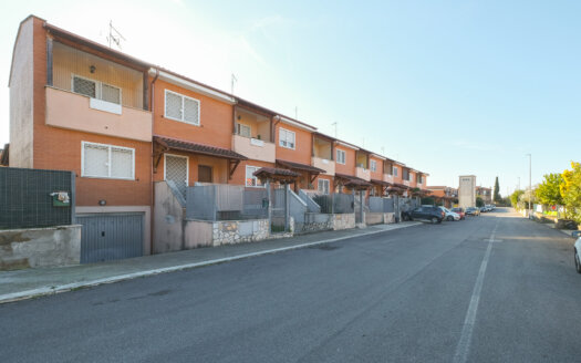 Cesano, terraced house with garage and garden REF: GIOR