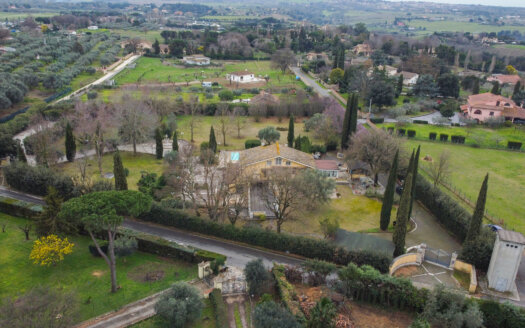 Formello, magnificent villa with a private pool and park Ref: MAR2